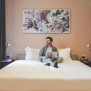 Zimmer mit Kingsize-Bett